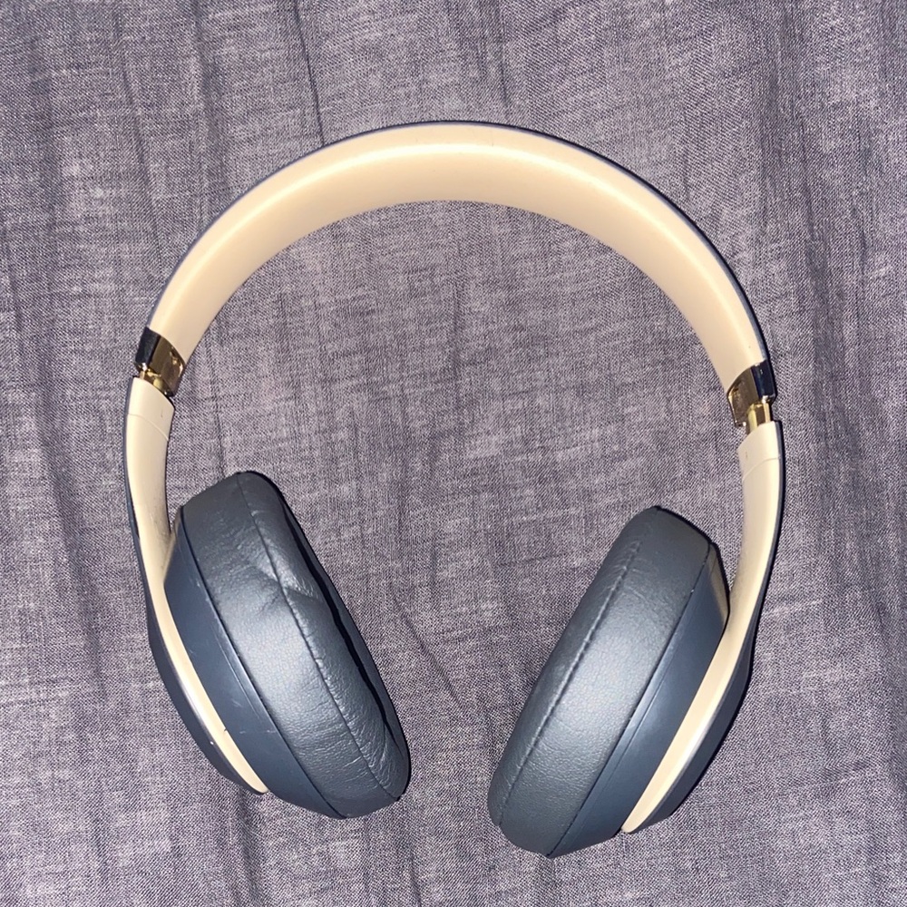 Premium Like New Beats Studio 3